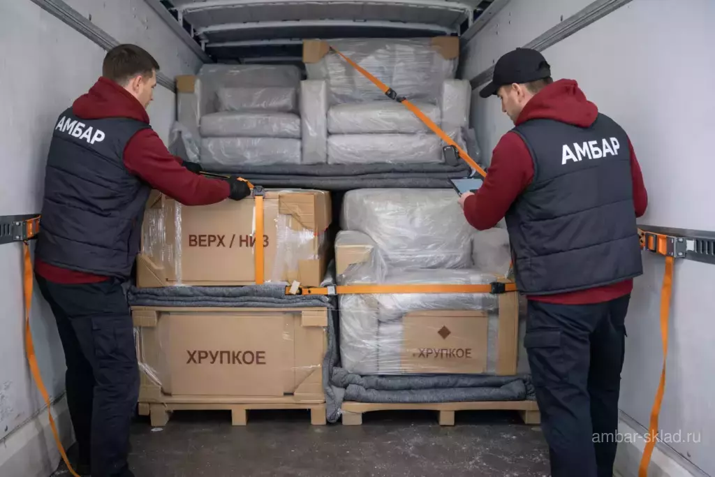 Правильная погрузка мебели в фургон: мебель в защите, углы закрыты, всё закреплено ремнями — сотрудники «Амбар» контролируют фиксацию